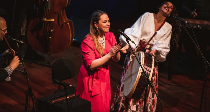 Hol helyezkednek el a Nők a zeneiparban? Palya Bea és Mari Kalkun koncertbeszámoló ötvözve a női sztereotípiákkal