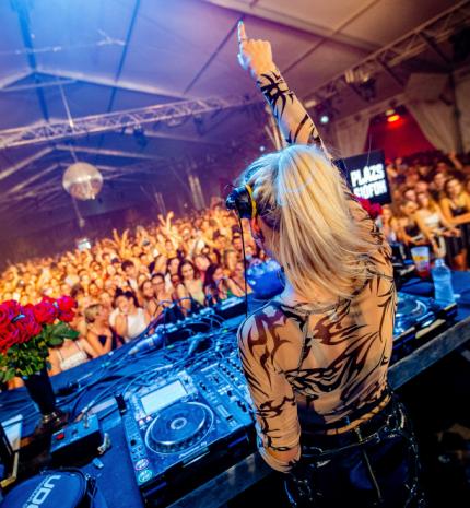 A Plázs felcsavarja a bulimérőt