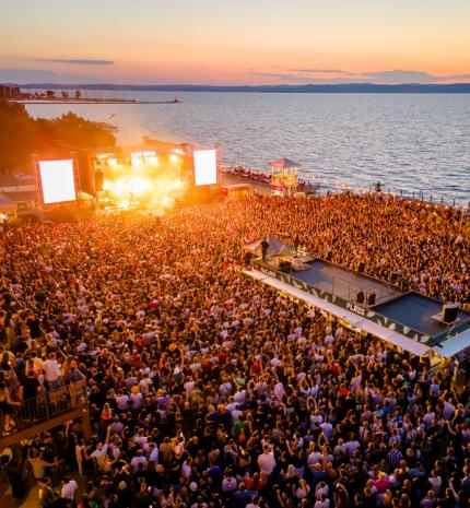 Plázs: partyrockszerda, szerelemcsütörtök, fergetegpéntek, colorszombat