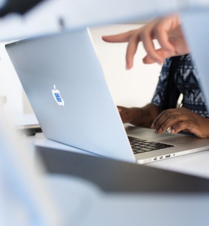 Nyaralás a digitális korban: Hogyan hozza össze az informatika a szabadságot és a hatékonyságot?