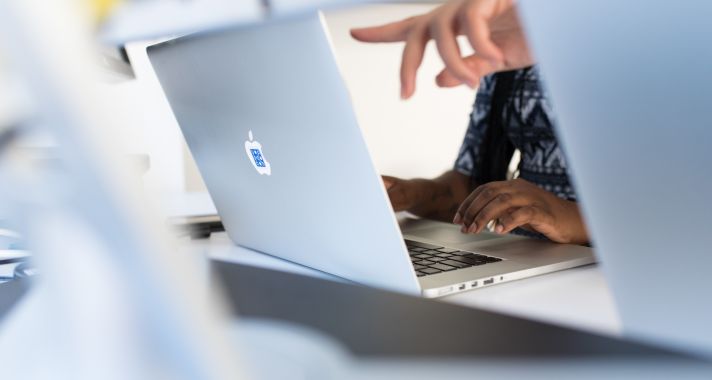 Nyaralás a digitális korban: Hogyan hozza össze az informatika a szabadságot és a hatékonyságot?