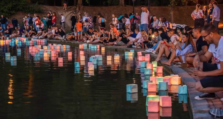 Gyertyaúsztatással várja a Romantika Fővárosa a szerelmeseket