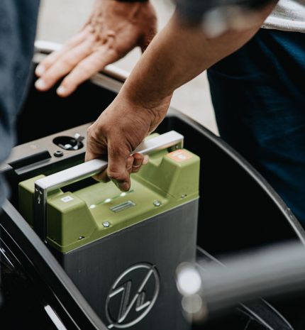 Úttörő megoldással állt elő a magyar cég az akkumulátorok tárolása és tűzvédelme érdekében