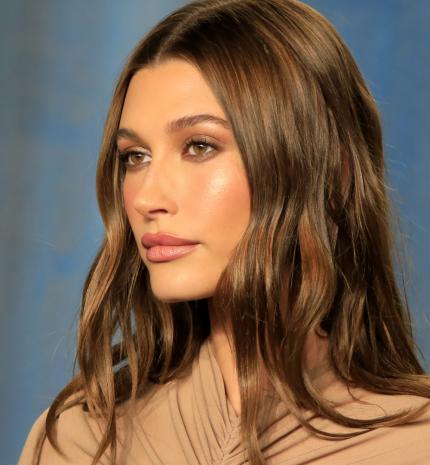 Hailey Bieber megmutatja a 'Go to Vibe' sminkjét az új TikTok videójában