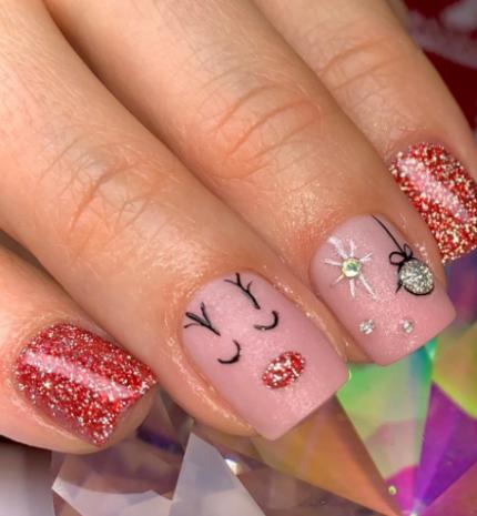 Karácsonyi Körmök: Ünnepi Manikűr