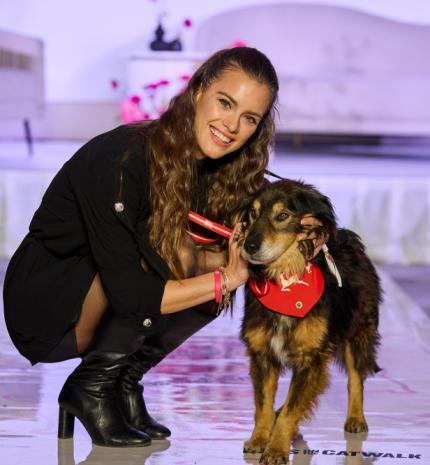 Menhelyi kutyák reflektorfényben – árva kutyákkal mutatták be a hazai divattervezők kollekcióikat sztárnagykövetek kíséretében