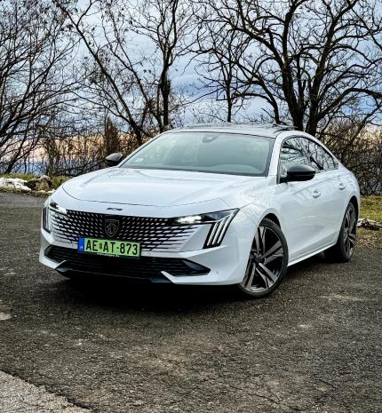 Sportosan elegáns, elegánsan sportos – Peugeot 508 GT Hybrid 225
