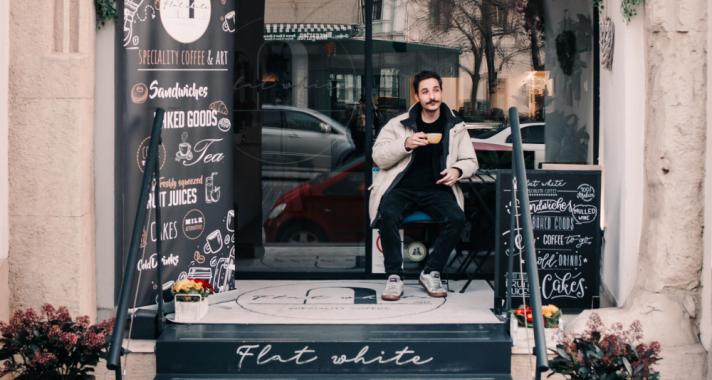 Impozáns és családias hely – Egy jó kávé mellett meginterjúvoltuk a Flat White Art  tulajdonosait