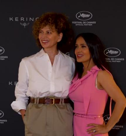 A FILMBEN NINCSENEK SZABÁLYOK!  Dame Donna Langley, a Universal Stúdió főnöke Cannes-ban a Women in Motion trófea átvétele előtt