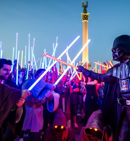 Fénykardokkal árasztották el a Hősök terét a Star Wars rajongók