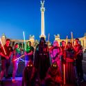 Stylenews - Fénykardokkal árasztották el a Hősök terét a Star Wars rajongók