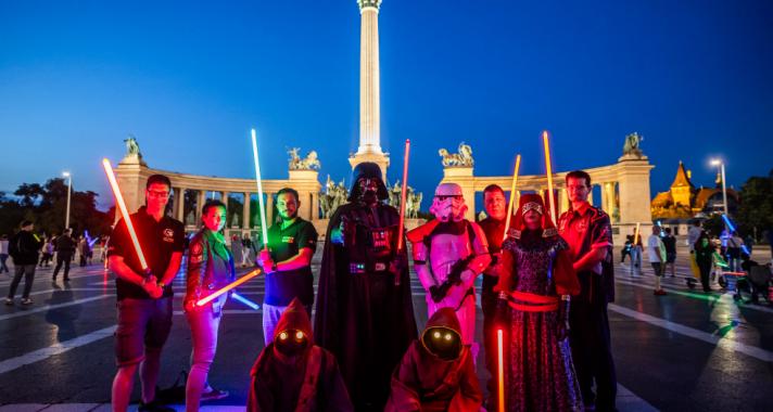 Fénykardokkal árasztották el a Hősök terét a Star Wars rajongók