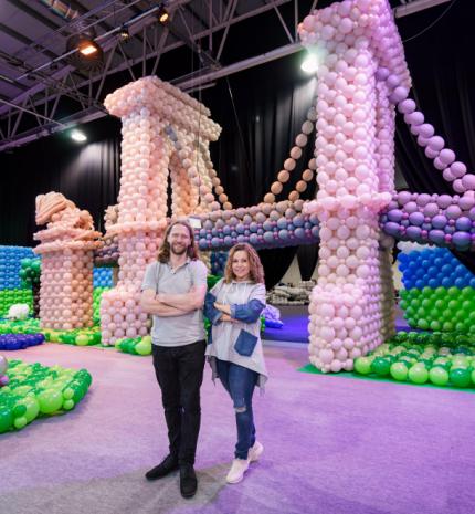 Ilyet még nem láttunk! Lufivilágot építettek és elhozták Budapestre