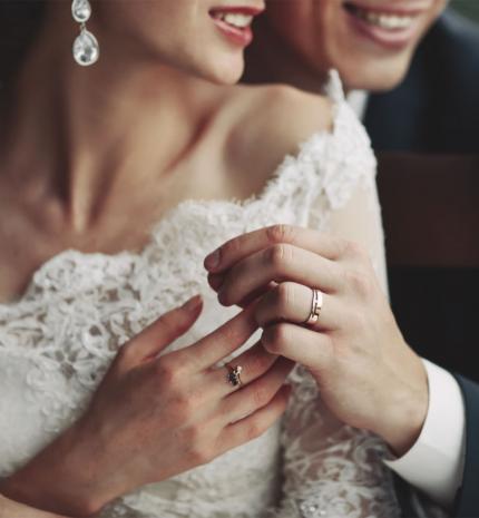 Az esküvői szertartás legfontosabb kelléke a karikagyűrű - segítünk kiválasztani