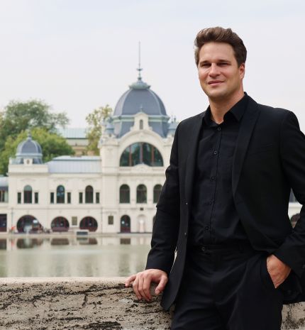 Kovács Gábor operaénekes ragyogó alakítása a Csokonai Nemzeti Színház színpadán – Ünnep az operakedvelők számára!