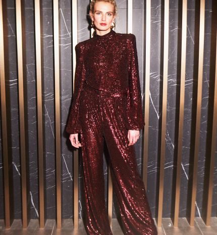 Hogyan ragyogjunk elegánsan az ünnepek alatt? Tóth Bori divattervező tanácsai a flitteres ruhákhoz