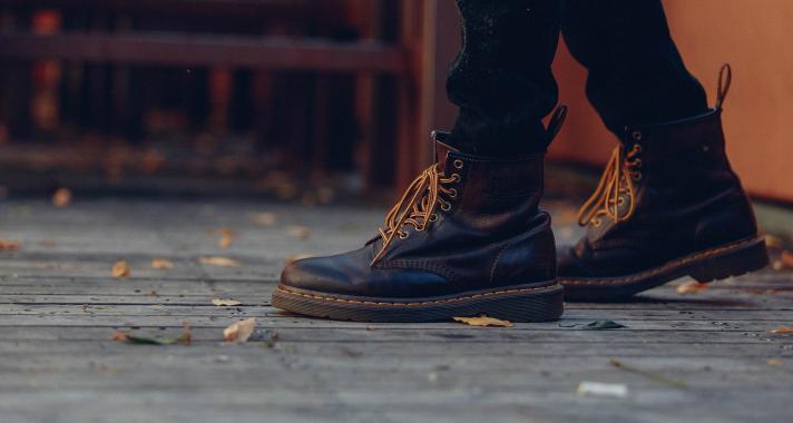 Férfi cipő trendek 2025 – A sneaker nem megy ki a divatból!