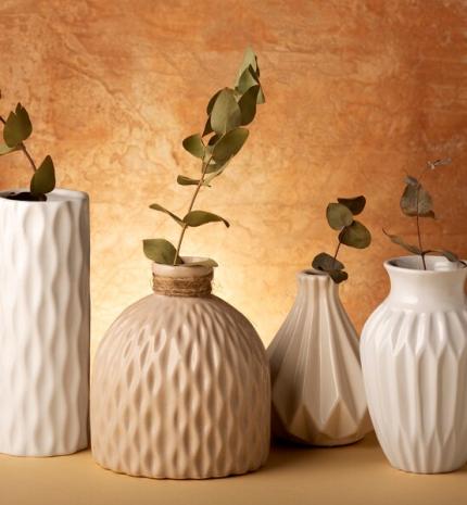 Üveg, kerámia vagy fém? Így válasszuk ki a megfelelő vázát!