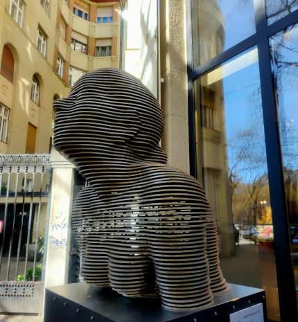 400 kilós fémszobor tűnt fel a Falk Miksa utcában