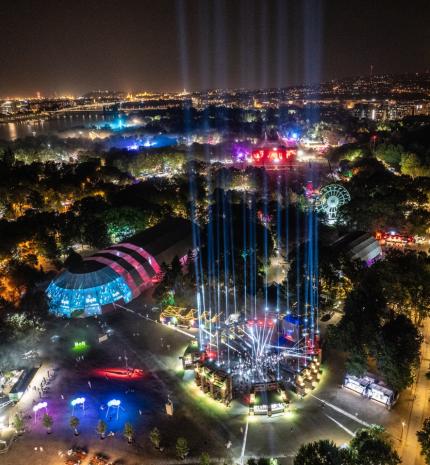 Éjszaka is szeretni fogjuk a Szigetet