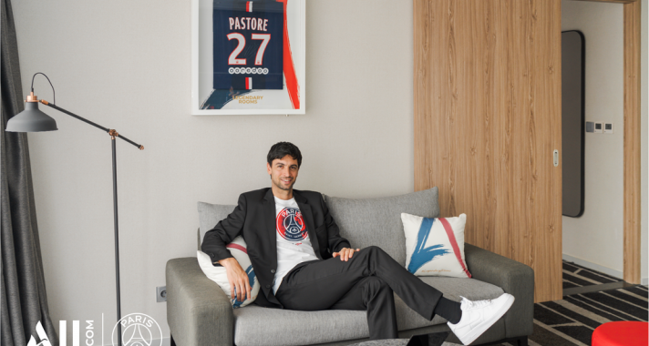 A NOVOTEL „LEGENDÁS SZOBÁI” NYOLC HELYSZÍNEN ÜNNEPLIK  A PARIS SAINT-GERMAIN SZTÁRJAIT