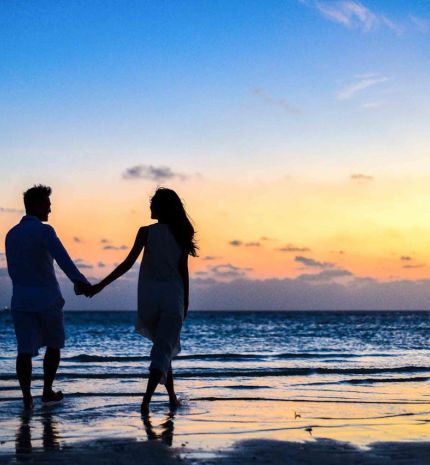 Ha valami valódival találkozunk, megrémülünk. Pedig csak ezek a kapcsolódások érik meg igazán.