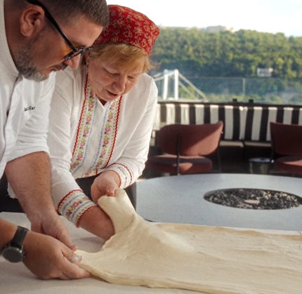 Váratlan páros: Magyar nagymama tanította rétest nyújtani a spanyol sztárséfet