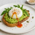 Avokádós toast buggyantott tojással és chilis mézzel - Stylelife, divat, életmód, stílus