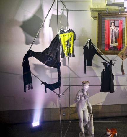 A GLENN MARTENS H&M ESEMÉNY LÁNGRA LOBBANTOTTA VARSÓT NYERS, BRIT EXCENTERIKUS STÍLUSÁVAL