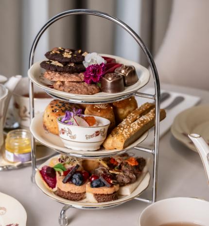 Szarvasgomba és kaviár jár a pogácsához, ehető arany pedig a kekszhez a Zsolnay Kávéházban