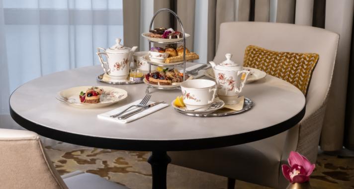 Szarvasgomba és kaviár jár a pogácsához, ehető arany pedig a kekszhez a Zsolnay Kávéházban