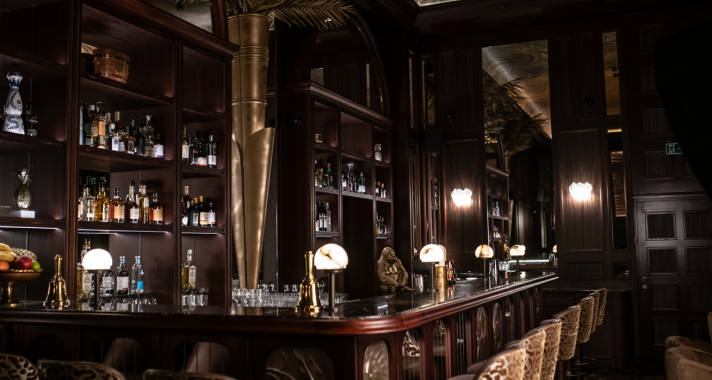 Visszatérés a klasszikus bárkultúra alapjaihoz: megnyitott a Lazy Lion bár az Adria Palotában