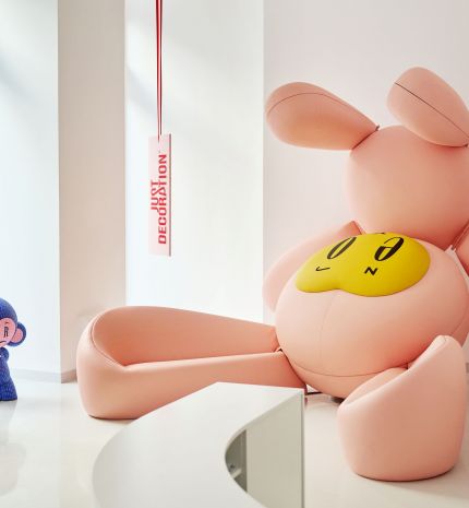 Szelfi, design, magány: a modern emberekről szól kissmiklos legújabb kiállítása