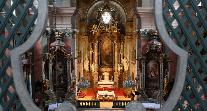 Zene, fény és közösség – jótékonysági karácsonyi koncert a Fő utcában