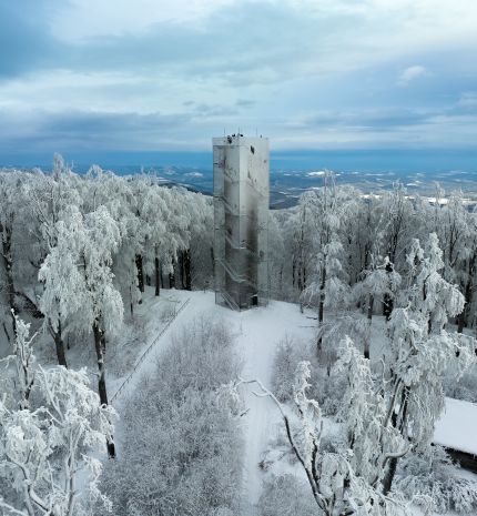 Ezekből a kilátókból csodás panoráma nyílik a hazai havas tájra