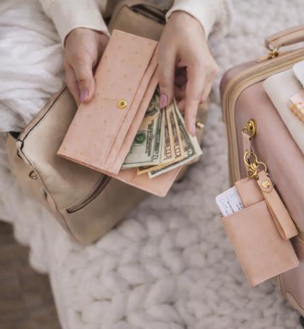 Keresd a nőt! - A Kézipoggyászos Utazás Művészete: Hogyan Csomagolj Profiként a Maximális Szabadságért?