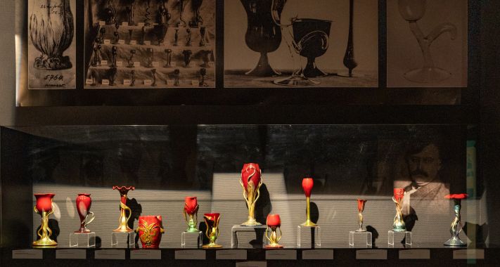 Ezt látni kell: Erotikus mellszobor és monumentális Vaszary kerámia - a budapesti Zsolnay-kiállítás legmerészebb darabjai