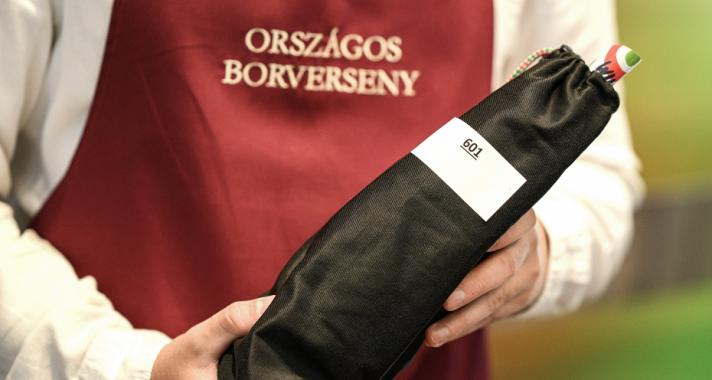 Focilegenda, popsztár, divattervező is részt vesz az év Nagyközönség Borának bírálatában