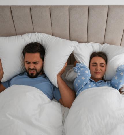 Keresd a nőt! - Külön alvás, tudatos kapcsolat – mit jelent valójában a „sleep divorce”?