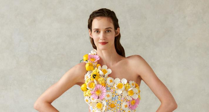 Virágos rét ihlette a magyar tervező LEGO® ruháját