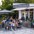 Már tavasszal megtelt a Balaton, ezért indul mindenki Alsóörsre - Stylenews, divat, életmód, stílus