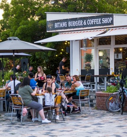 Már tavasszal megtelt a Balaton, ezért indul mindenki Alsóörsre
