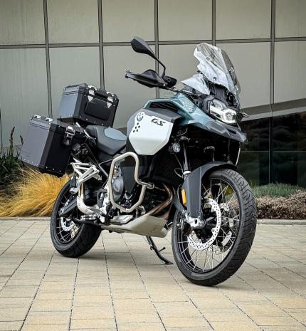 Nem biztos, hogy neked a legnagyobb a legjobb! – BMW F 900 GS Adventure (2026) teszt