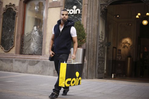 Kállay Saunders András a Coin ruháiban.