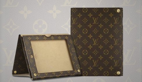 Louis Vuitton monogrammal ellátott összehajtható iPad tok