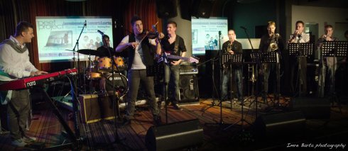 Milyen, amikor egyszerre dobban, pörög, izzik…