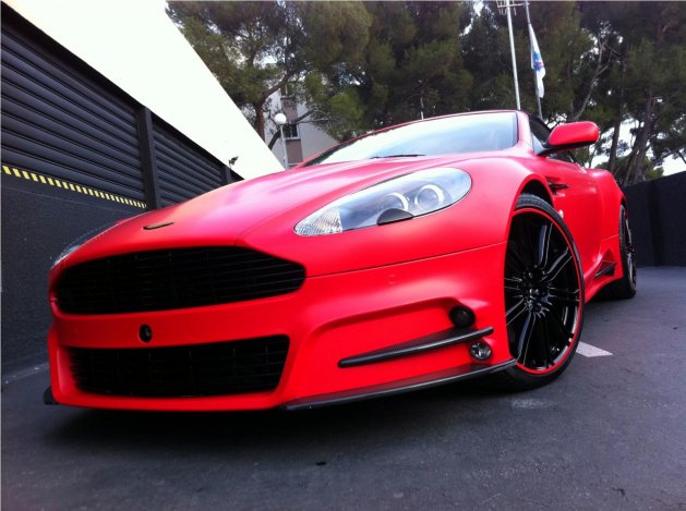 Mikulásruhát kapott az Aston Martin DBS