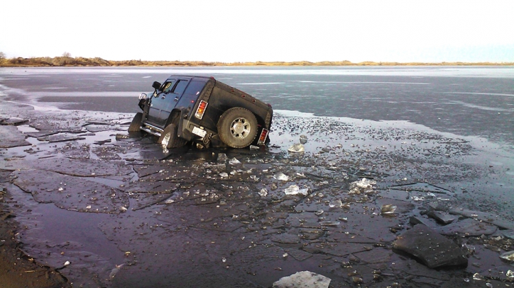 Újabb Hummer alatt szakadt be a jég