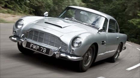 Elárverezik James Bond híres Aston Martinját