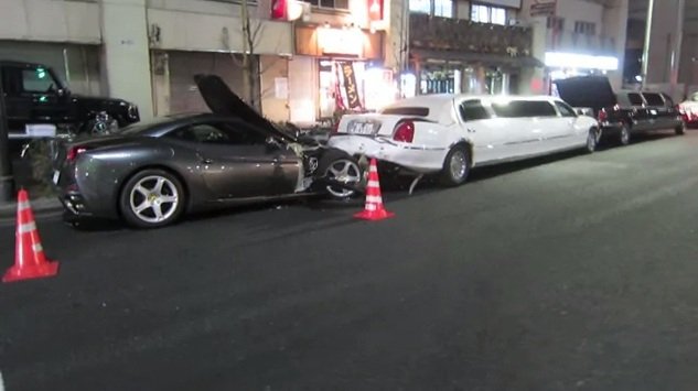 Limuzinokat tört rommá az elszabadult Ferrari - Videó